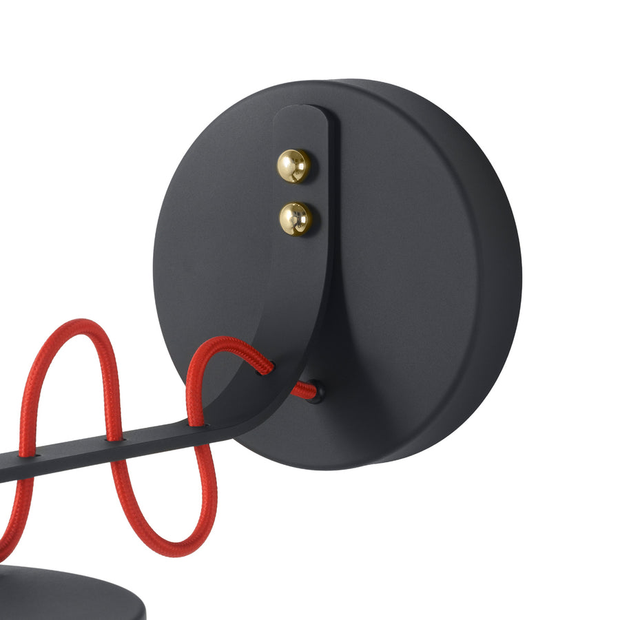 Arandela Haste curta ZIGUE-ZAGUE microtextura preta + acrílico + botão latão polido e fio vermelho