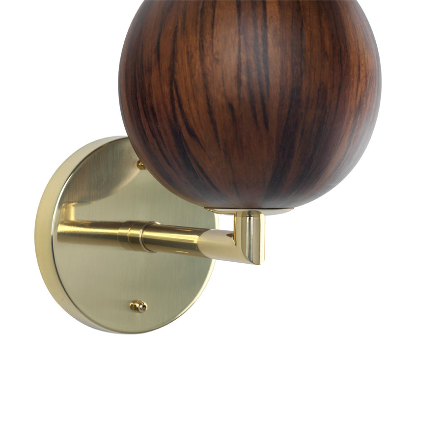 Arandela IMBU 01 em latão polido + esfera com lâmina de madeira imbuia + cúpula linho branco