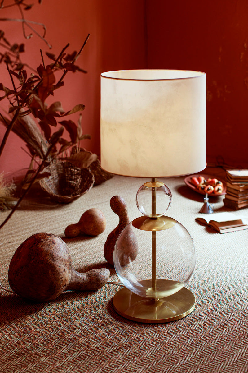 Abajur MARIA ROSA latão escovado brilho + esferas de vidro soprado + cúpula pergaminho vegetal