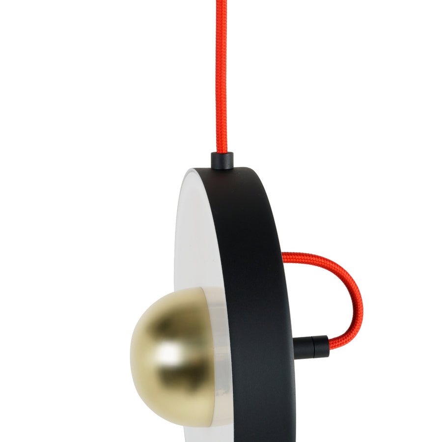 Pendente solo 2 ZIGUE-ZAGUE pintura microtextura preta + acrílico + botão polido e fio vermelho