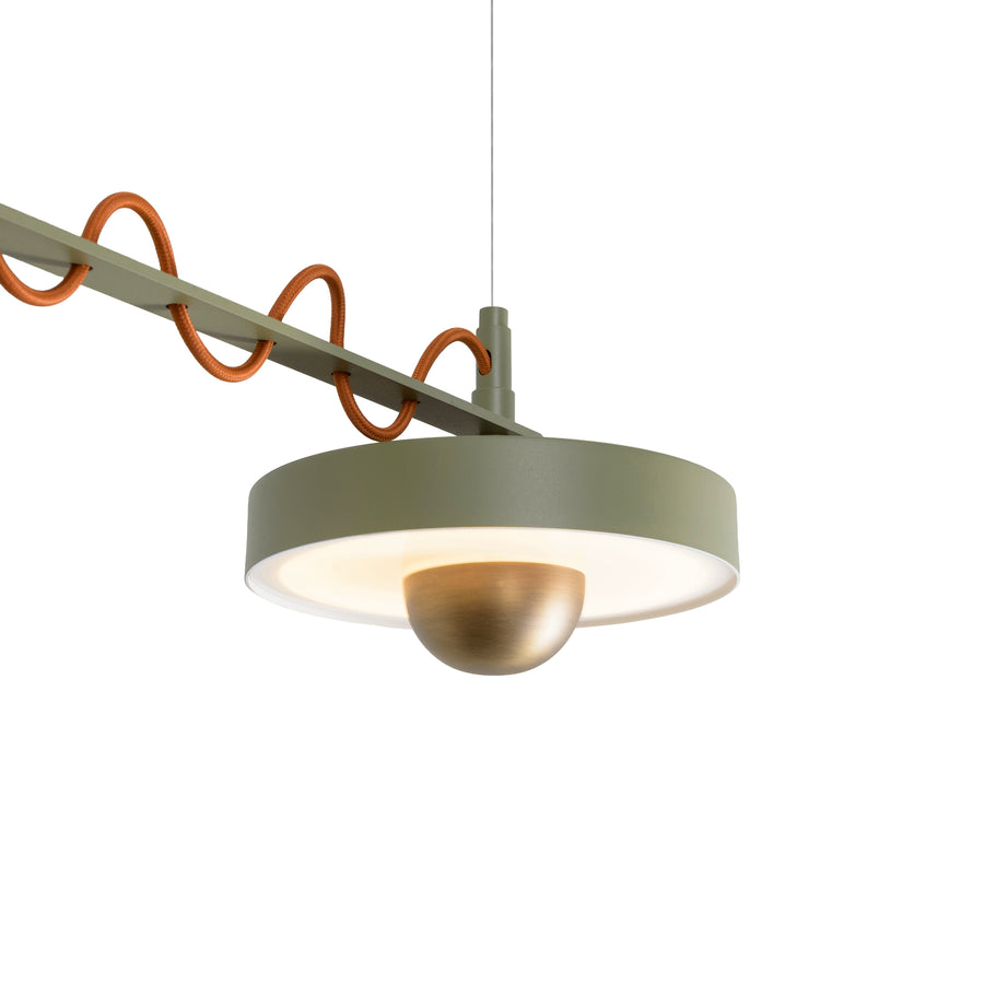 Pendente ZIGUE-ZAGUE® 05 focos microtextura verde + botão polido + fio laranja