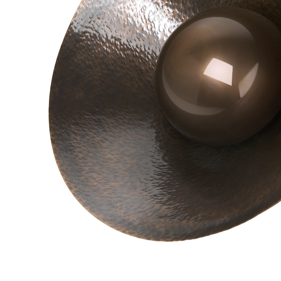 Luminária GIRASSOL M cúpula martelado latão oxidado brilho (marrom) + botão latão oxidado (marrom)